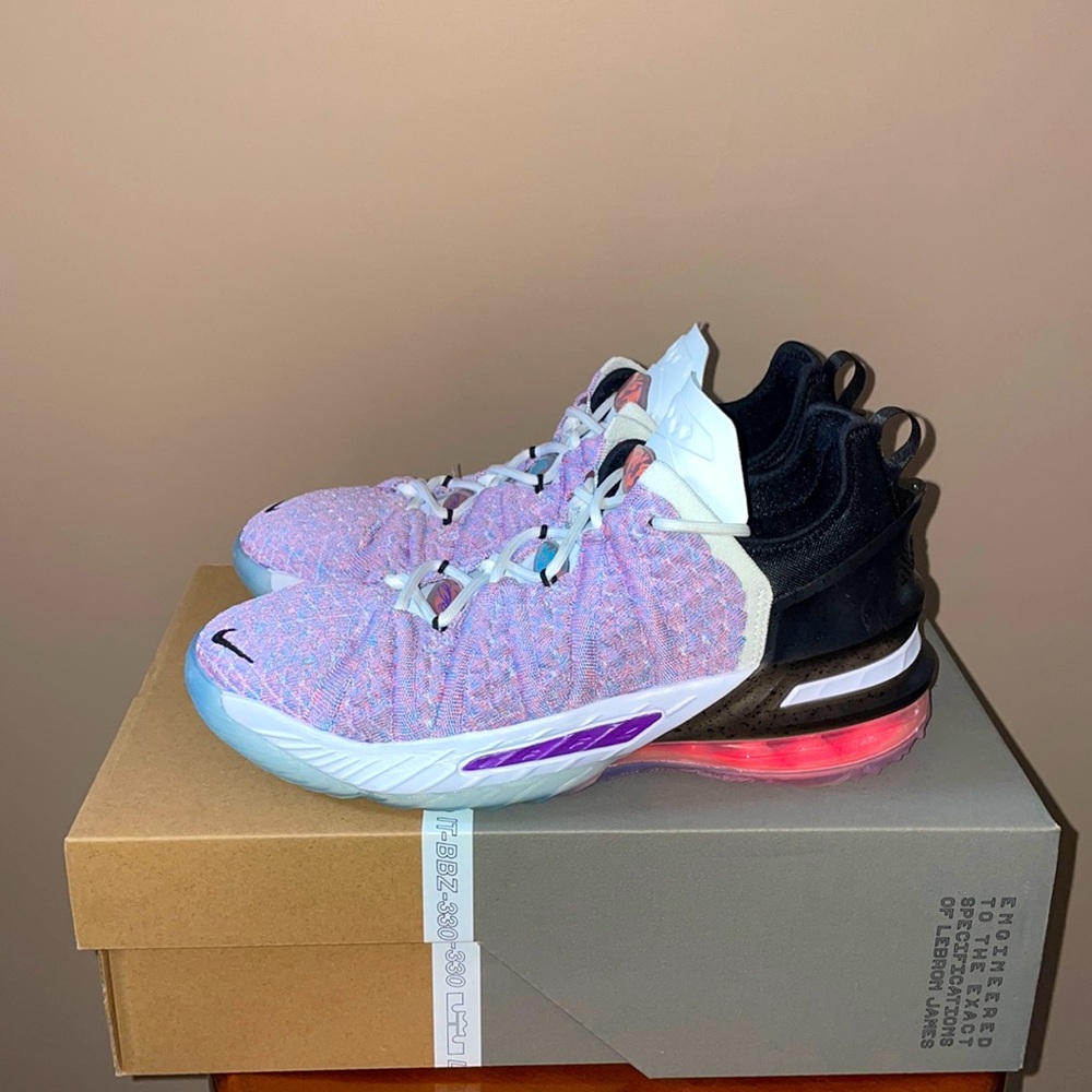 LEBRON XVIII (GS)• Basketball shoes